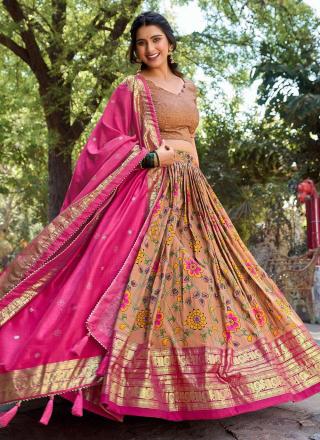 Lehenga Choli Classique Designer en Soie Tussar Pêche et Rose Rose