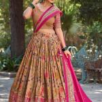 Lehenga Choli Classique Designer en Soie Tussar Pêche et Rose Rose